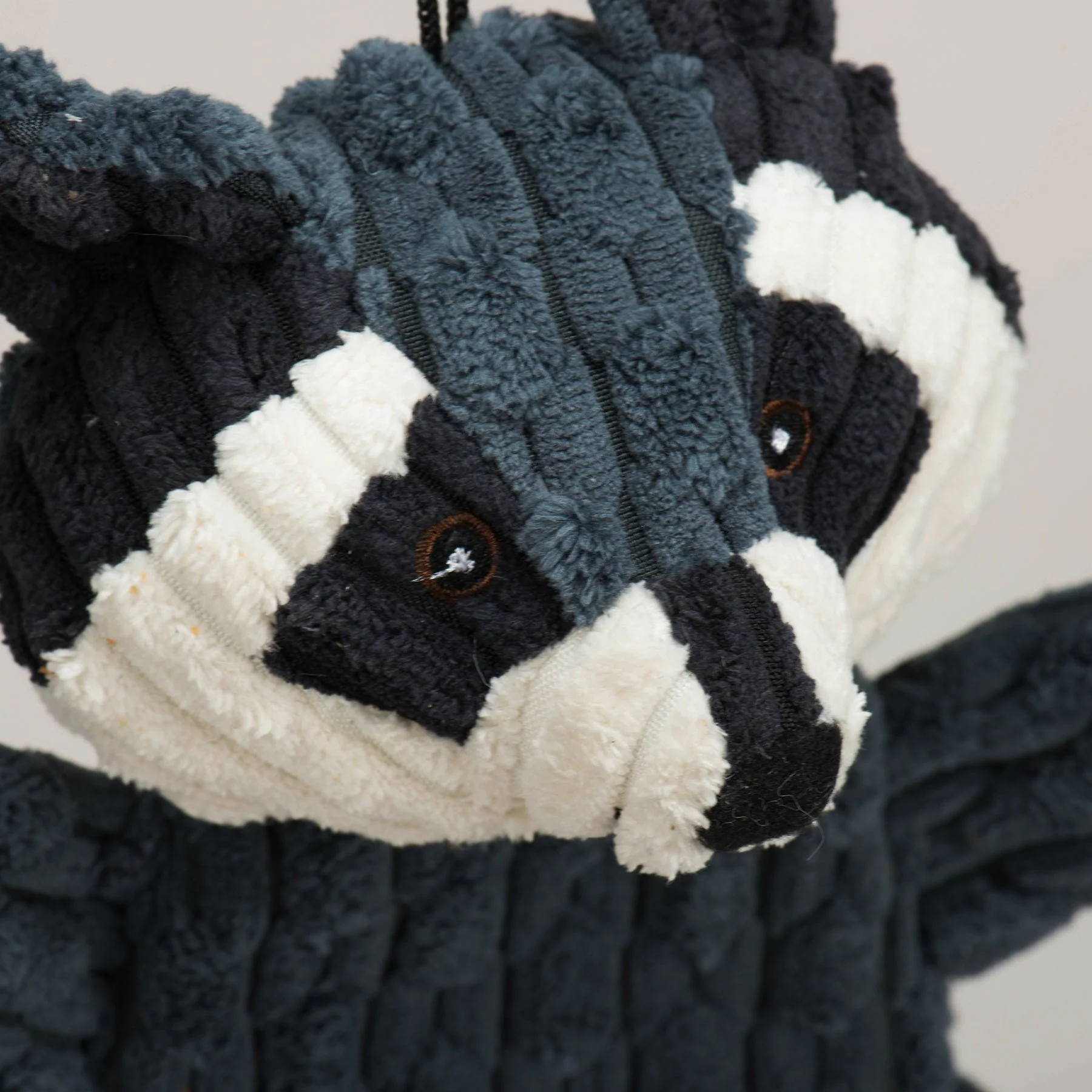 HuggleFlatties™ Reggie Raccoon kestävä vinkuva pehmolelu koiralle